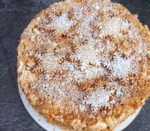 Торт Наполеон с медовым печеньем в виде снежинок