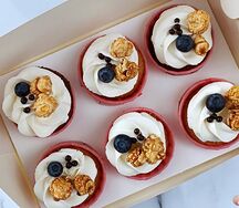 Капкейки с декором из попкорна, криспи, голубики