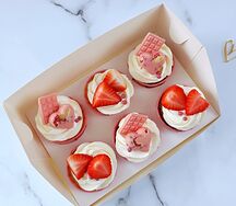 Капкейки с клубникой и шоколадным декором 6шт