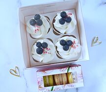 Капкейки с голубикой и макарон 