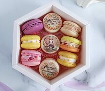  Набор макарон в белой коробке с зайчиками