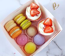 Комбо Моти, макарон с сыром, капкейки с клубникой