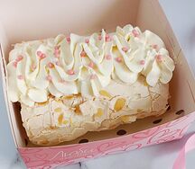 Меренговый рулет с клубничной начинкой