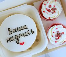 Бенто-торт и 2 капкейка с посыпкой