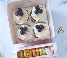 Капкейки с голубикой и макарон