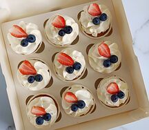 Капкейки с клубникой и голубикой