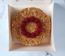 Торт Наполеон с малиновым венком (жевательный мармелад)