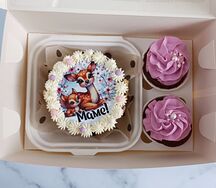 Бенто-торт и 2 капкейка Маме с оленями с сахарной картинкой и посыпкой