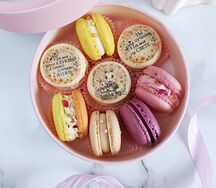 Набор макарон в круглой коробке с зайчиками