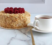 Торт Наполеон с малиновым венком (жевательный мармелад)