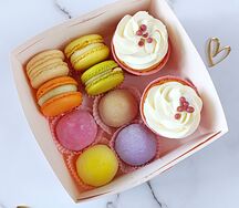 Комбо Моти, макарон с сыром, капкейки с криспи