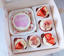 Бенто торт мама я люблю тебя и 5 капкейков с клубникой и шоколадным декором