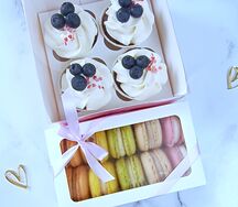 Капкейки с голубикой и макарон