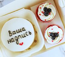 Бенто-торт и 2 капкейка с голубикой