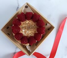 Бенто-торт Наполеон с малиновым венком С днём рождения 