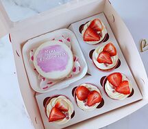 Бенто торт мама я люблю тебя и 5 капкейков с клубникой