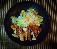 Салат Цезарь с курицей