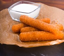 Сырные палочки с соусом Сюзьма
