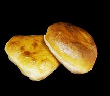 Пирожок печеный с луком и яйцом