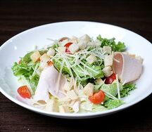 Салат Цезарь с курицей
