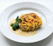 Котлета мясная с кабачком в сливочно-сырном соусе