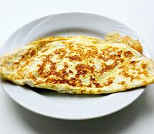Яичница с колбасой и сыром
