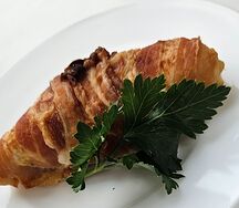 Рулет куриный с сыром в беконе