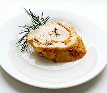 Рулет куриный с овощами