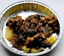 Картофель с беконом в сливочном соусе с грибами