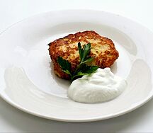 Драники картофельные с куриным фаршем и сметаной