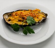 Баклажан, фаршированный мясным фаршем, зеленью и сыром