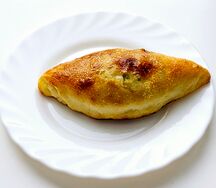 Пирожок с зелёным луком и яйцом