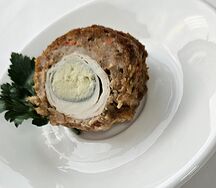 Рулет мясной с яйцом