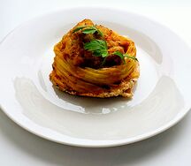 Гнездо с беконом, сосисками и сыром в сливочном соусе