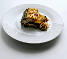 Скумбрия, фаршированная овощами