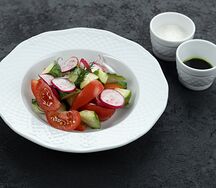 Свежие овощи со сметаной и мятным маслом