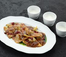 Пельмени с олениной в мясном соусе