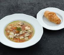 Уха их петуха с рыбным пирожком