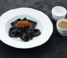 Пельмени с лососем и красной икрой