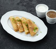 Икра северной рыбы со сметаной и блинами