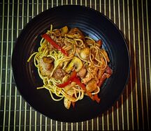 Паста с куриной грудкой, сладким перцем и беконом