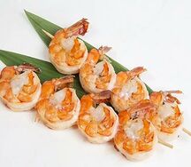 Шашлычок из креветок с соусом сладкий чили