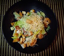 Салат Цезарь с креветками
