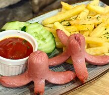 Картофель фри с сосисками гриль