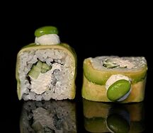 Авокадо-ролл со сливочным сыром и бобами 