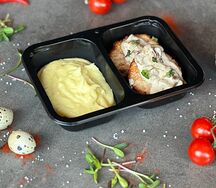 Котлеты куриные с картофельным пюре и грибным соусом