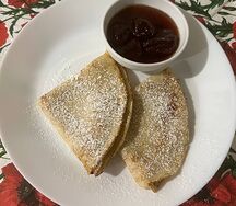 Блины с клубничным вареньем
