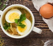 Куриный бульон с яйцом
