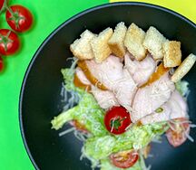 Салат Цезарь с курицей
