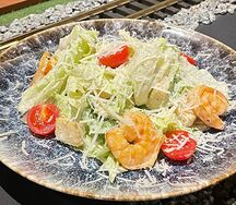Салат цезарь с креветками